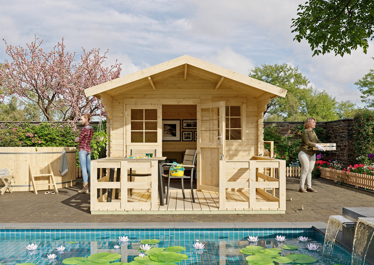Holzgartenhaus mit Terrasse und Geländer neben einem Gartenteich